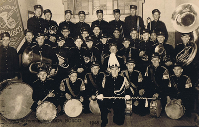 862309 Groepsportret van 'Don Bosco' (opgericht in 1947), het fanfareorkest van de St.-Josephparochie te Utrecht.